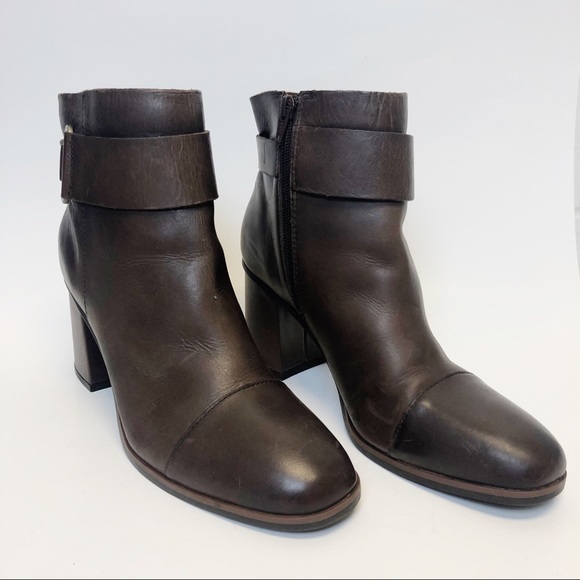 korks tea ankle bootie